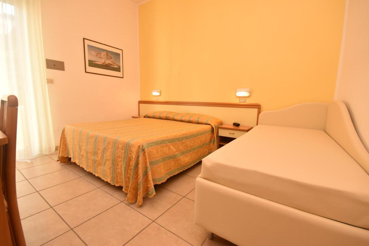 בלריה-איגאה מרינה Hotel Thea מראה חיצוני תמונה