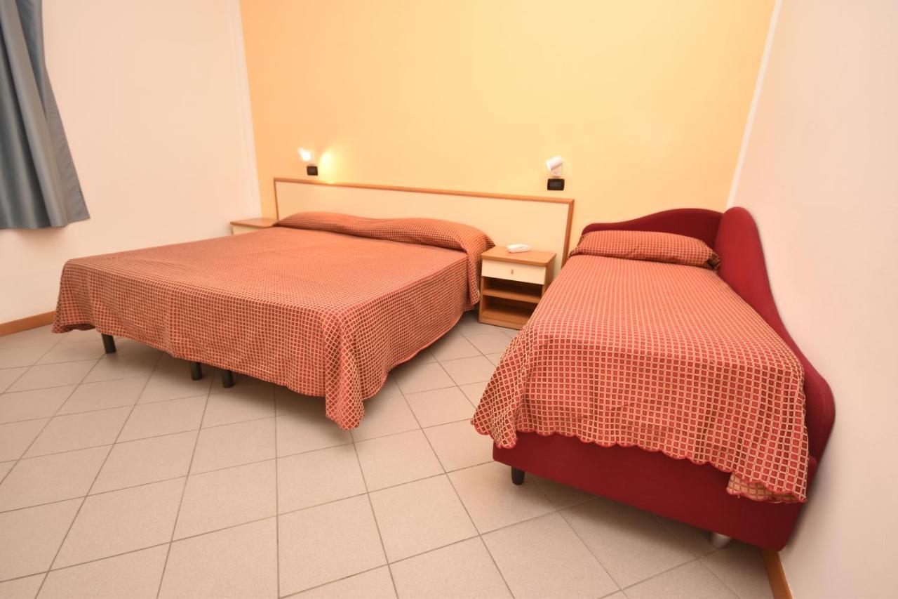 בלריה-איגאה מרינה Hotel Thea מראה חיצוני תמונה