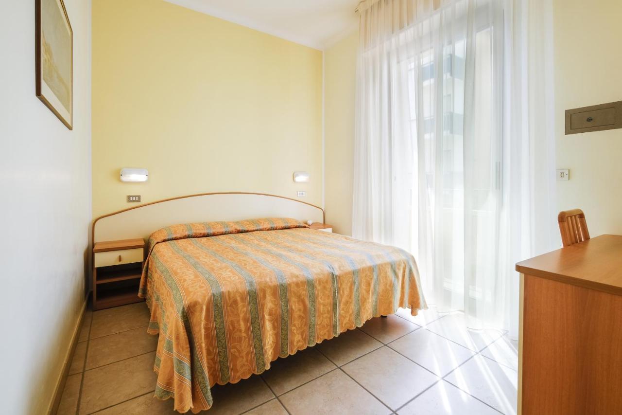 בלריה-איגאה מרינה Hotel Thea מראה חיצוני תמונה