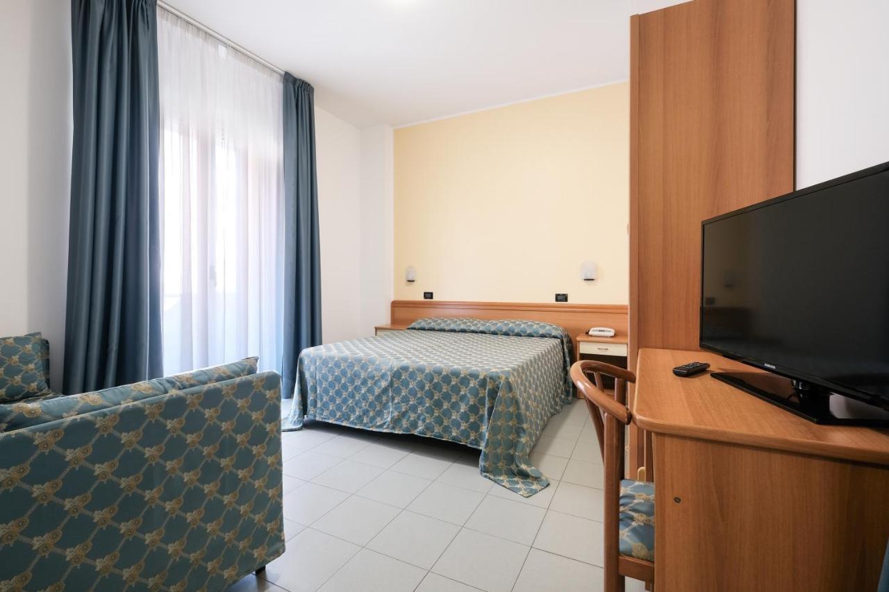 בלריה-איגאה מרינה Hotel Thea מראה חיצוני תמונה