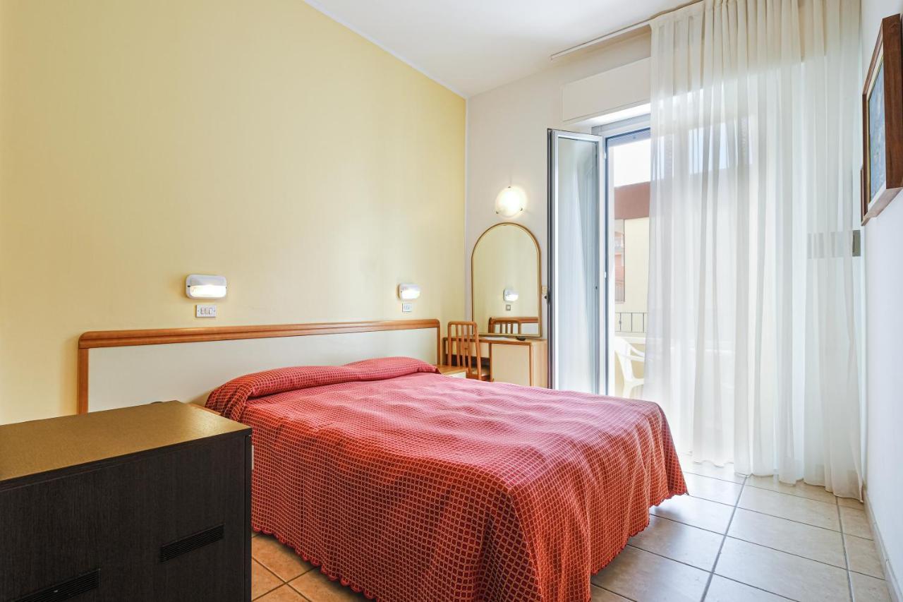 בלריה-איגאה מרינה Hotel Thea מראה חיצוני תמונה